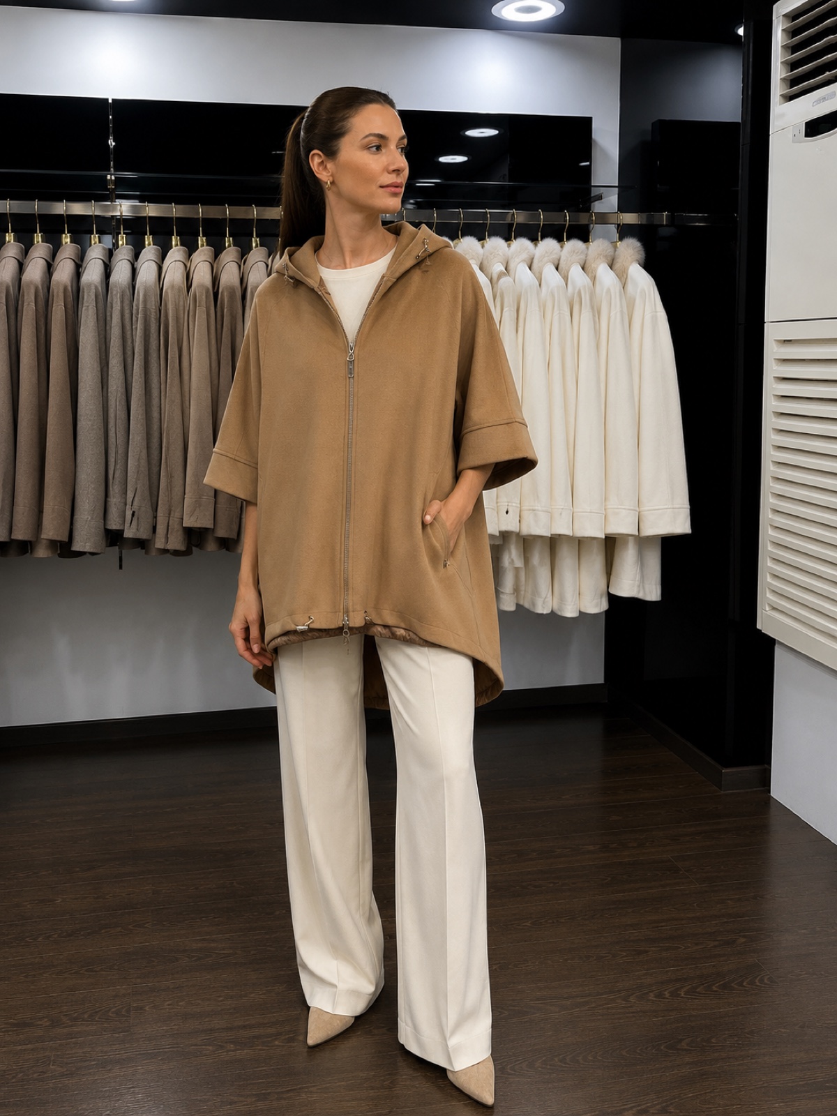 Corte oversize, con capucha